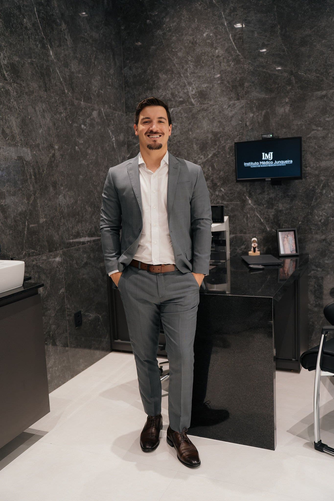Dr. Rafael Junqueira em seu consultório no Instituto