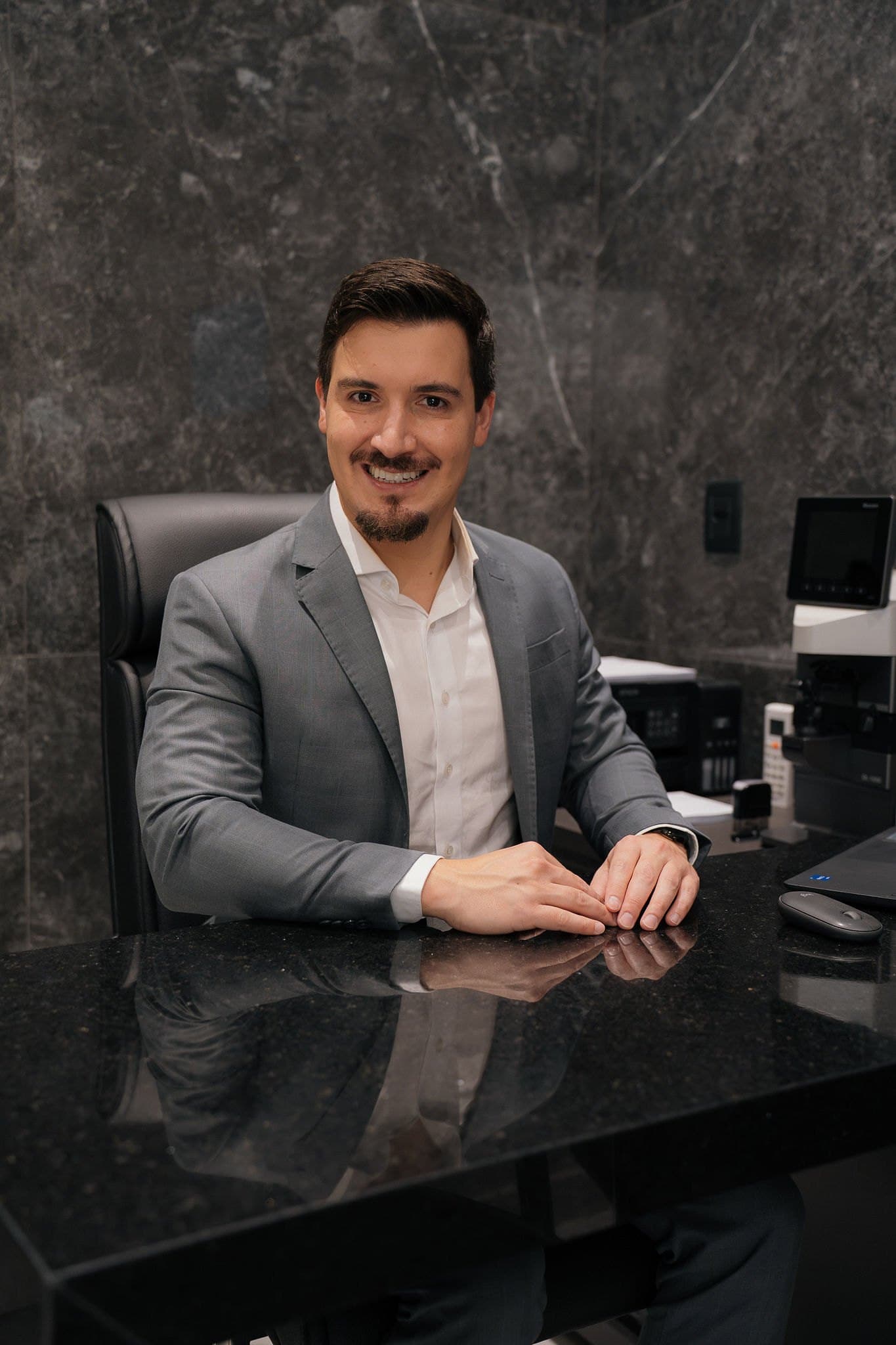 Dr. Rafael Junqueira em seu consultório